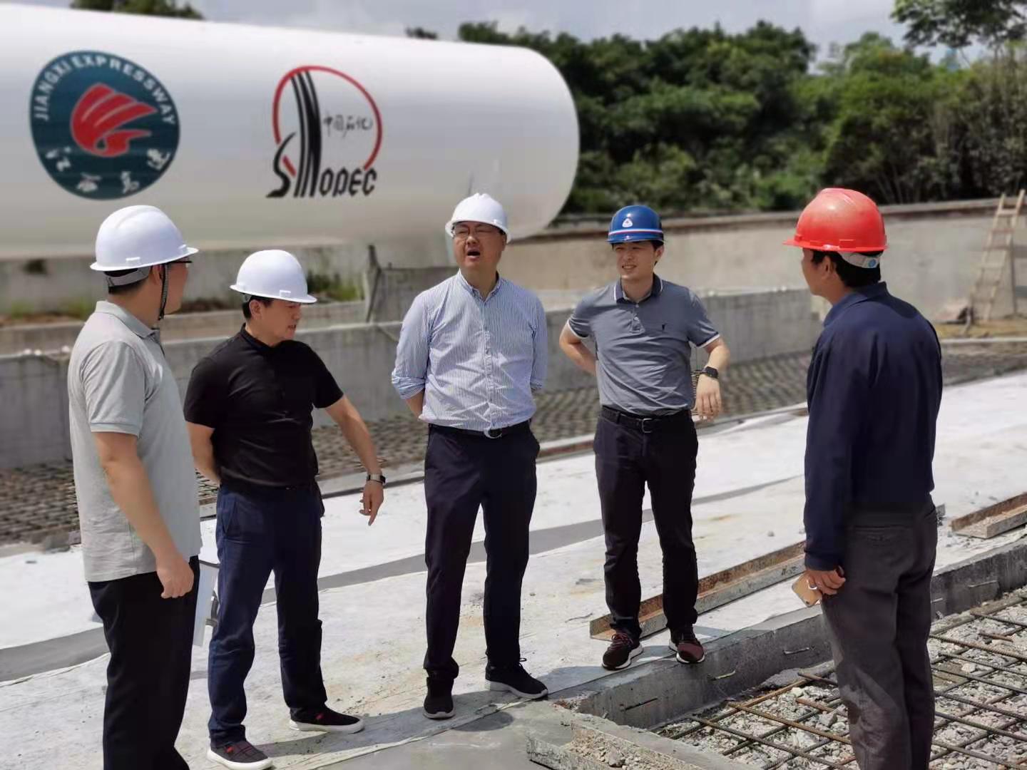 公司领导察看指导庐山服务区LNG加气站项目建设工作